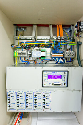 Zentrale Sicherheitsbeleichtung in einem E-90-Schrank Zentrale Sicherheitsbeleichtung in einem E-90-Schrank